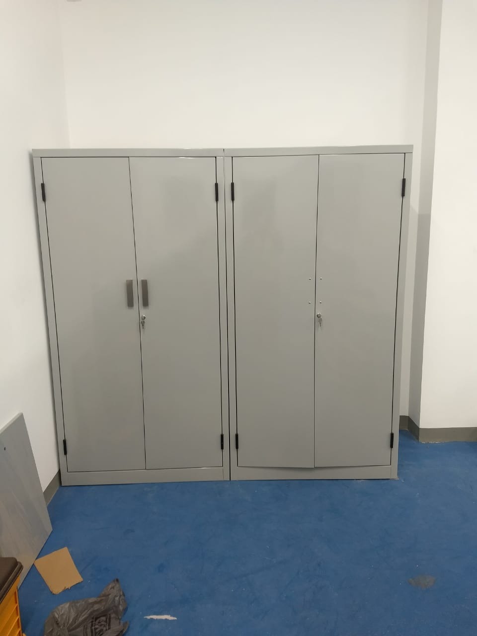 Armario con puertas metálicas instalado